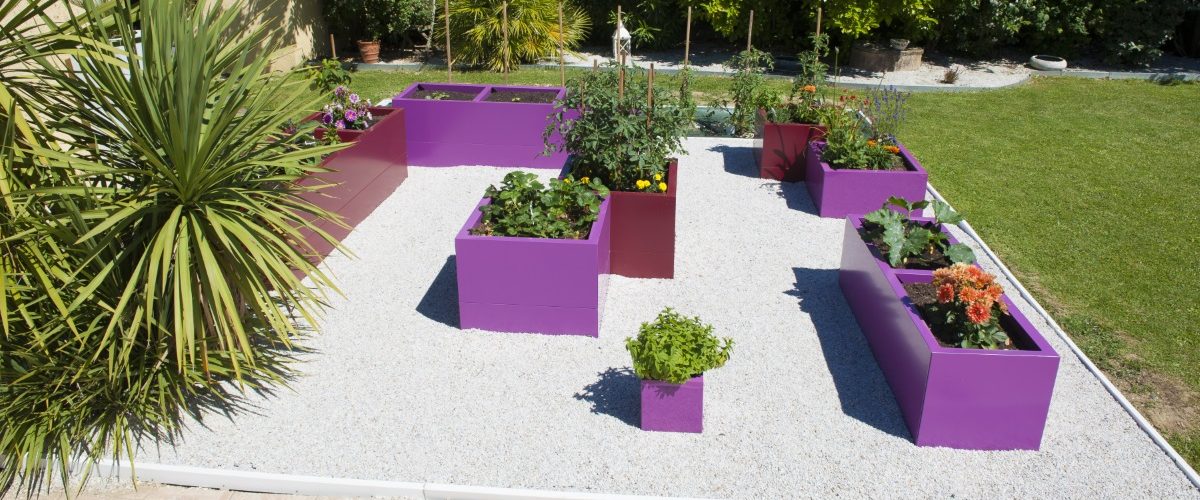 Bacs et jardinières de couleur, grandes dimensions en alu, pour un jardin potager et d'agrément chez un particulier - conception et fabrication sur mesure par MRBAC